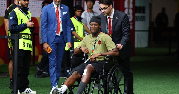 Tiền đạo Canada xuất hiện trên xe lăn sau chấn thương kinh hoàng, FIFA phạt nguội cực nặng sao Qatar - hình ảnh - u888app.vip Tiền đạo Canada xuất hiện trên xe lăn sau chấn thương kinh hoàng, FIFA phạt nguội cực nặng sao Qatar - hình ảnh - u888app.vip