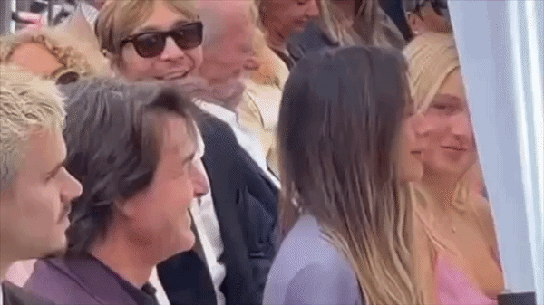 Vợ Beckham gây tranh cãi vì để Tom Cruise hôn tay – U888 bắn cá và góc nhìn giải trí hiện đại - hình ảnh - u888app.vip