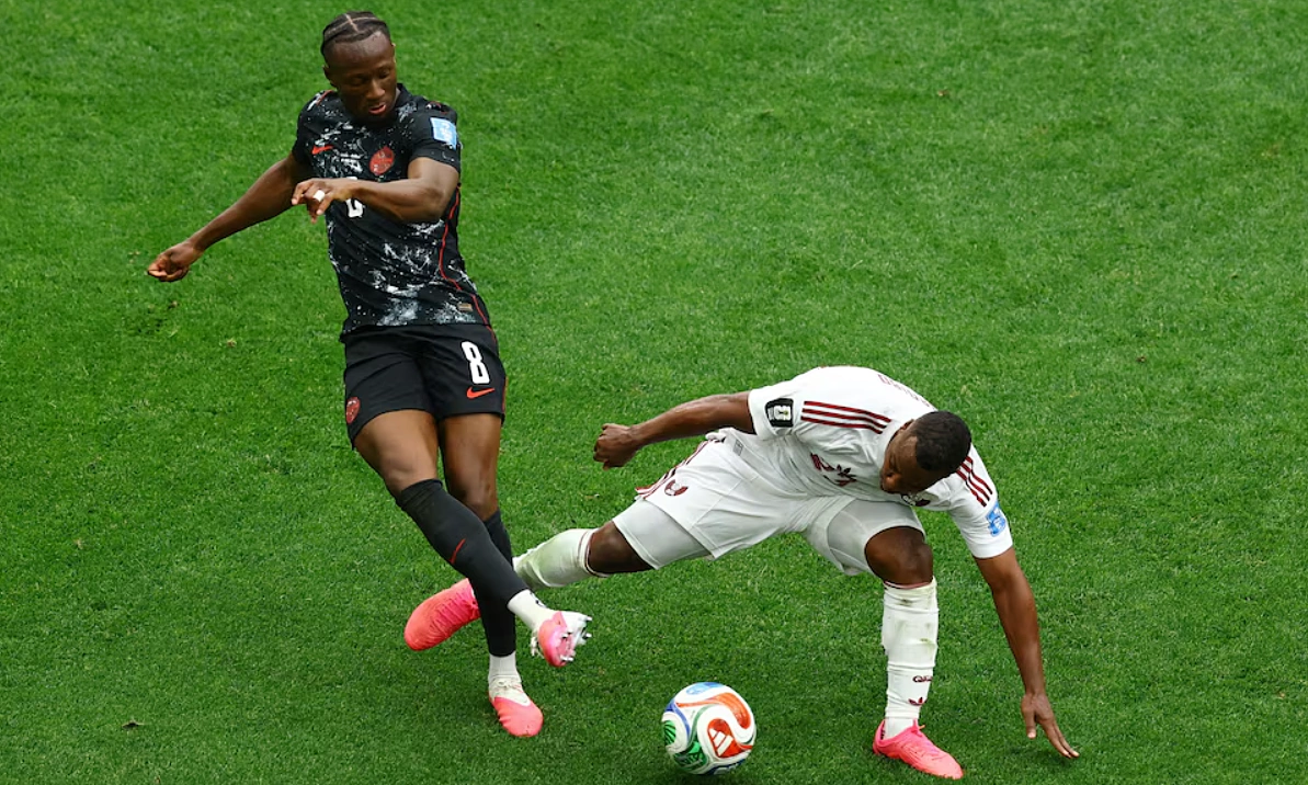 FIFA phạt nặng cầu thủ Qatar làm gãy chân tiền vệ Canada tại World Cup 2026 - hình ảnh - u888app.vip